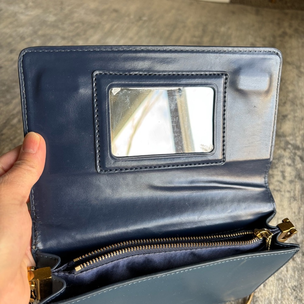 CHARLES & KEITHBasic Front-Flap Clutch
Pre-Owned - Picture 4 of 10